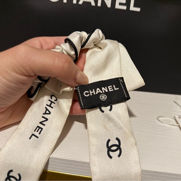 CHANEL HAIR TIE SILK OFF WHITE PREOWNED - Picture 7 of 8